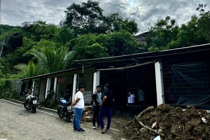 Cristhian Vinces junto a otros familiares en el exterior de la vivienda donde se produjo el derrumbe.