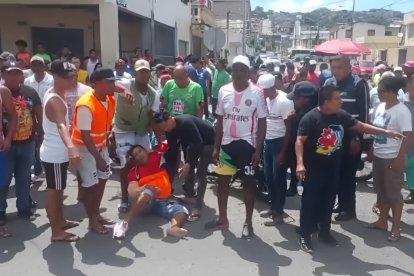 Una de las víctimas en Esmeraldas era asistida por los ciudadanos.