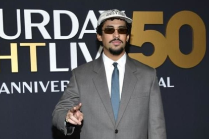 Bad Bunny sorprende cantando ópera en Saturday Night Live.