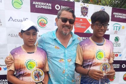 Roberto Erazo (campeón), Jonhny Saldivias (director) y Dylas Assan (vicecampeón) en la premiación de 14 años.