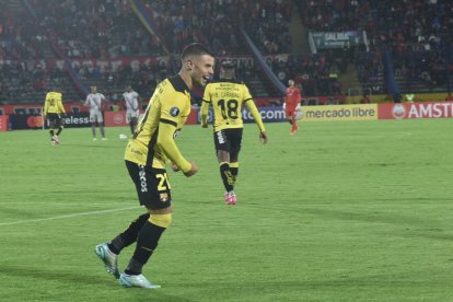 Joaquín Valiente celebra ante El Nacional.