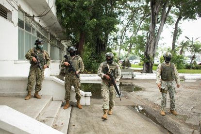 Militares fuertemente armados rondan las áreas esenciales del Hospital Teodoro Maldonado Carbo.