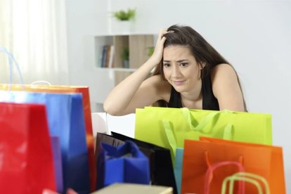 Las compras impulsivas son un gran error silencioso en el tema de finanzas, dicen expertos.