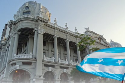 El Palacio Municipal, inaugurado en 1929, es un emblema arquitectónico de Guayaquil que ahora enfrenta desafíos estructurales.
