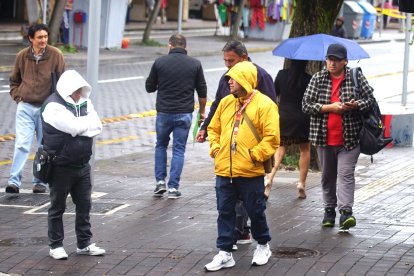 En Quito hay personas que se arropan más de lo habitual.
