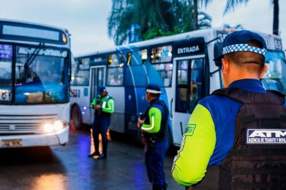 La ATM hizo operativos a buses en Guayaquil.