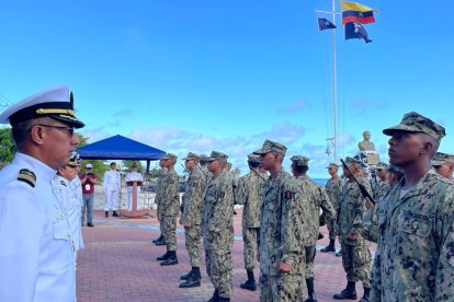 Conscriptos alineados en formación durante el evento de entrega de armas en la Base Naval de San Cristóbal.