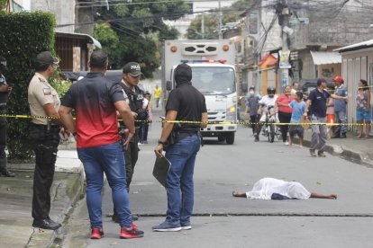 El cuerpo de la víctima quedó tendido en la calzada.