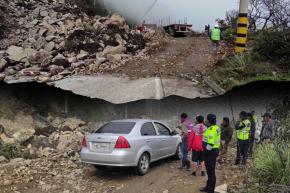 El tránsito se complica en unas vías que conectan Azuay con la Costa, debido a los deslizamientos de tierra.