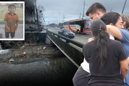 La madre del niño recibió el consuelo de sus familiares al llegar al Laboratorio de Criminalística. Estaba completamente devastada.