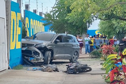 En Santa Elena, una víctima de delincuencia persiguió y embistió a los antisociales.