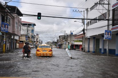 La calle Marcel Laniado, en el centro de Machala, amaneció inundado. El agua llegaba hasta los 40 centímetros.