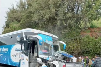 La camioneta donde iban los militares quedó completamente destruida.