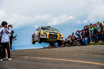 Byron Jiménez e Israel Andrade, en su Citroen, durante la exigente competencia de rally.