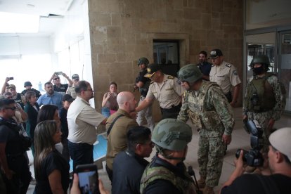 Los ministros de Defensa y del Interior fueron recibidos por la comandante de la Policia y de la Fuerzas Armadas.