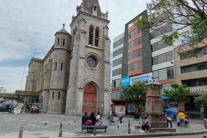 La capilla de la Medalla Milagrosa, iglesia patrimonial en el centro de Ambato.