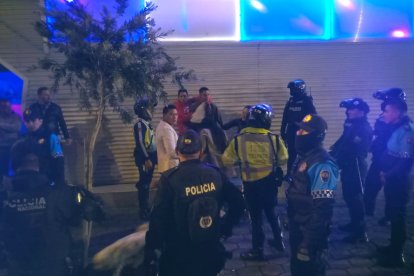 Cuando hay relajo suelen ir decenas de policías para controlar la situación.