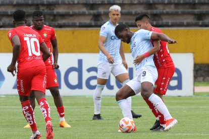 Los delanteros del Trencito estuvieron sin suerte y con un fuerte marca de los zagueros del Rojo.