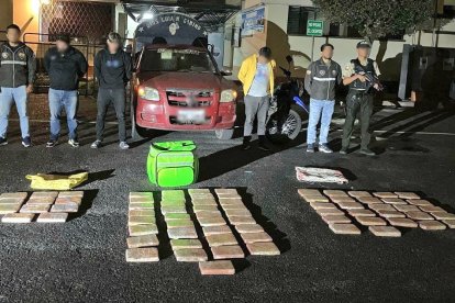 Los sospechosos y las evidencias fueron llevados a un cuartel policial.