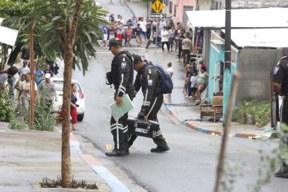 Agentes policiales recabaron indicios y retiraron los cuerpos la mañana de este lunes.