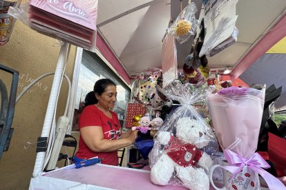 Un ramo hecho de listones de tela también está en su catálogo de artesanías. 


ag-periodistas
ag-granasa