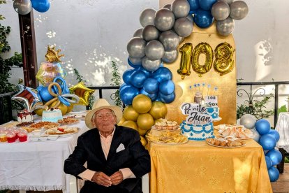 Juan Sandoval nació en febrero de 1917 y fue uno de los obreros municipales que ayudó a reconstruir Ambato tras el devastador terremoto, de donde surgió la Fiesta de la Fruta y de las Flores.