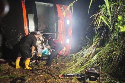 Varias personas resultaron heridas tras trágico accidente de tránsito en Esmeraldas.