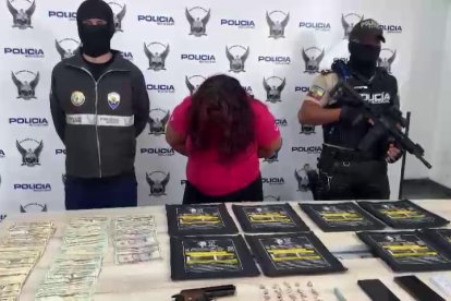 La mujer tenía, entre otras evidencias, más de 6.000 dólares en efectivo.