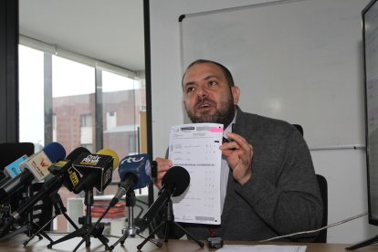 Juan Esteban Guarderas presentó, en rueda de prensa, su tesis de fraude electoral.