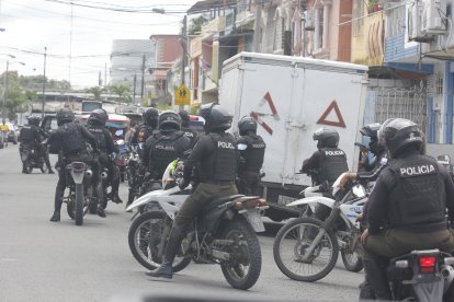 Un grupo de gendarmes se acercó al sitio para recabar indicios en un inmueble aledaño al local, pero no se decomisaron objetos del lugar.