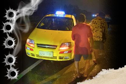 Este es el taxi en el cual se movilizaban los dos agentes de tránsito cuando fueron atacados.