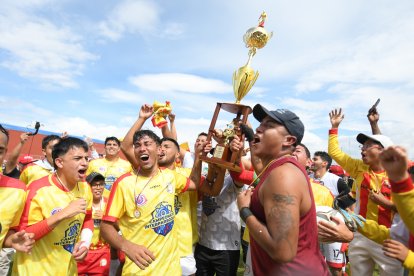 Los jugadores de San Antonio celebraron eufóricos el título de campeones por primera vez, tras vencer 1-0 a El Quinche