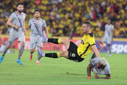 Octavio Rivero de Barcelona SC, falló un penal en el primer tiempo ante El Nacional.