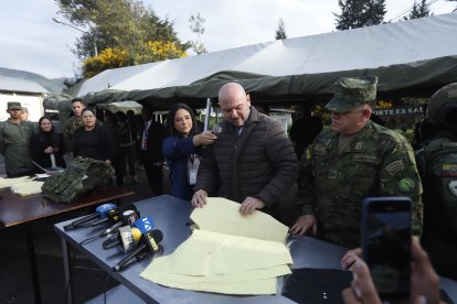 Gian Carlo Loffredo, ministro de Defensa, mostró las capas de los chalecos.