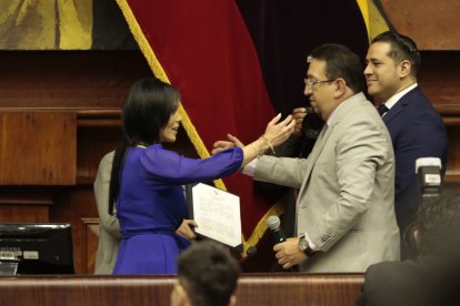 Virgilio Saquicela posesionó a los nuevos vicepresidentes, Marcela Holguín y Darwin Pereira en el pleno de la Asamblea, el 21 de julio del 2022.