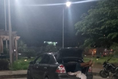 Las víctimas fueron subidas a un carro para ser llevadas a una casa de salud. En el trayecto una de ellas falleció en el portamaletas del vehiculo.