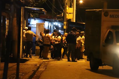 En el sitio, agentes policiales recabaron indicios balísticos y luego retiraron los cadáveres.