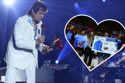 Roberto Carlos regaló flores a sus fanáticos antes de que culminará su presentación.