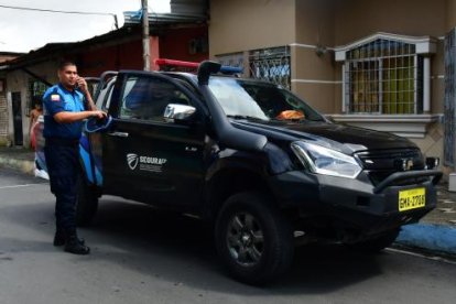 Un agente metropolitano desciende una camioneta de Segura EP, en el Batallón del Suburbio.