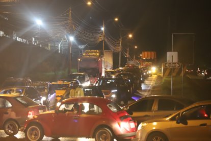 Inundaciones en la zona de la urbanización Villa Bonita causaron congestionamiento vehicular.