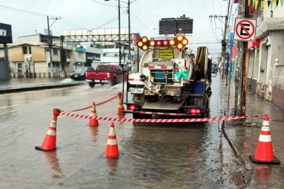 Personal de Interagua en la limpieza de alcantarillas para eliminar temporalmente las inundaciones.