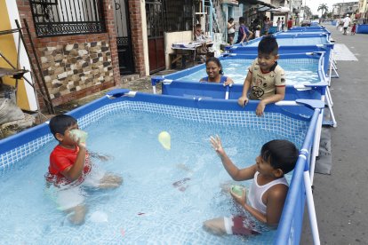 Familias disfrutan del Carnaval en el suburbio de Guayaquil.