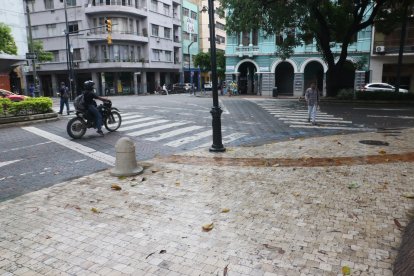 El hecho se produjo en la acera contigua al parque Centenario.