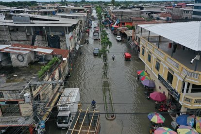 El centro del cantón Salitre está inundado. Algunos vehículos se quedan botados en la vía por el nivel que alcanza el agua cuando se desbordan los ríos.