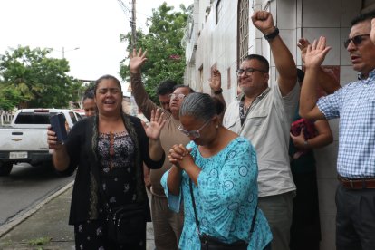 Ciudadanos que pertenecen a la misma iglesia cristiana que Anita, ayer se reunieron para orar para que ella regrese con los suyos a salvo.