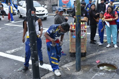 Afuera de algunos colegios se armó el juego de carnaval.