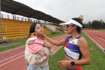 Rosalba junto a su hija Génesis y su mascota en uno de sus últimos entrenamientos en Los Chasquis, en Quito.