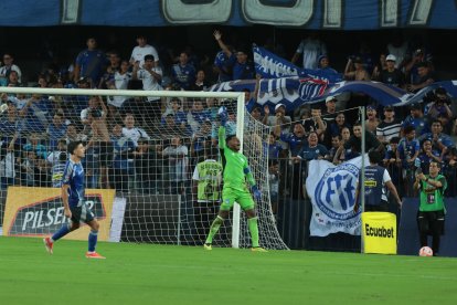 Pedro Ortiz tapó un penal en su regresó al arco de Emelec.