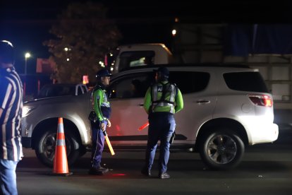 Personal de la ATM pide los respectivos documentos a un conductor.