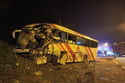 Bus de Reina del Camino se impactó contra un camión.